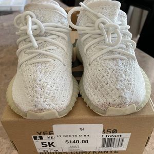 Used Kid yeezy shoes. Size 5K. Authentic 100%.